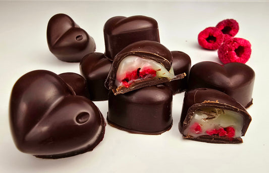 Herzpralinen mit einer Creme Füllung  und Himbeeren (8 Stück)