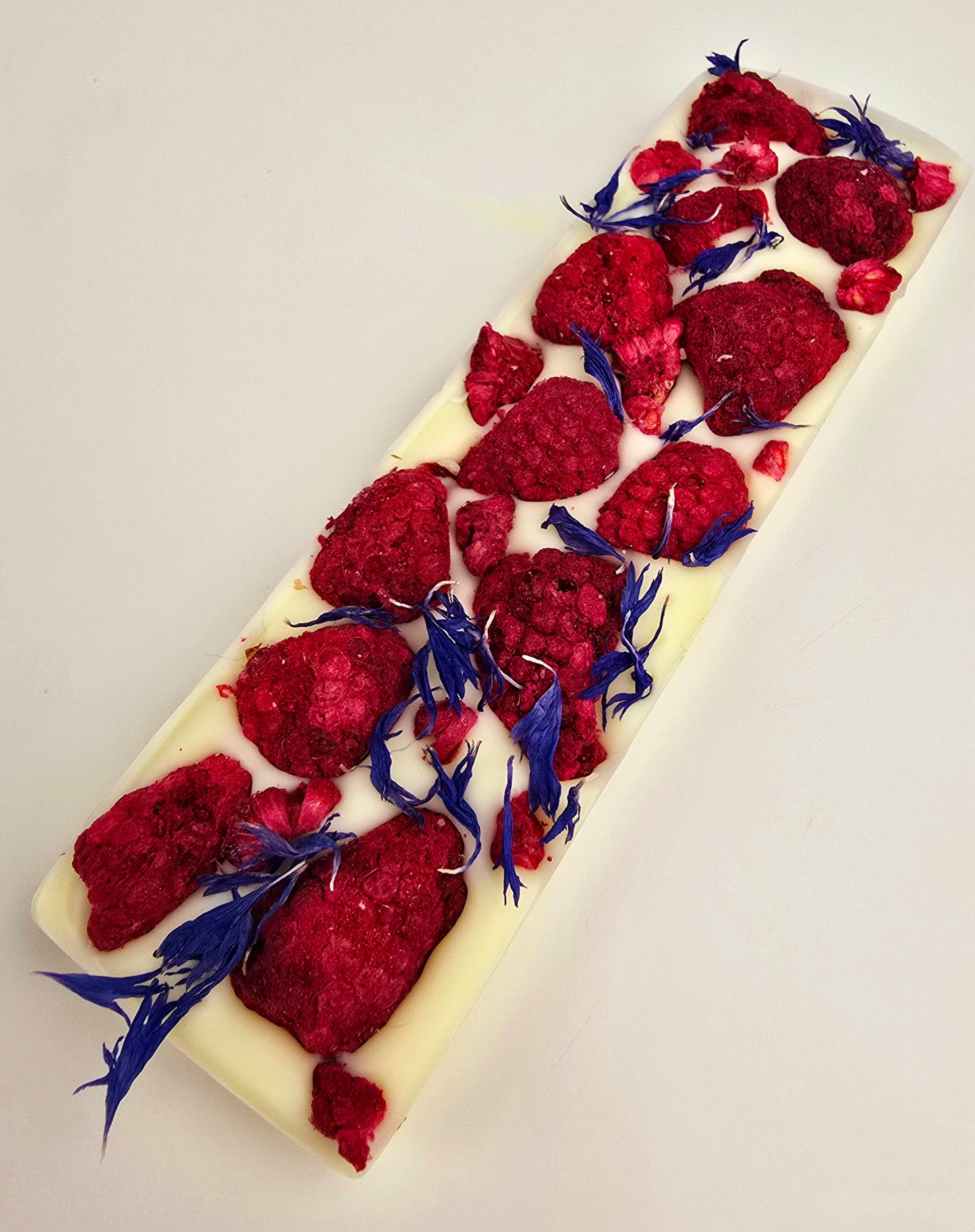 Mini-Tafel mit getrockneten Himbeeren