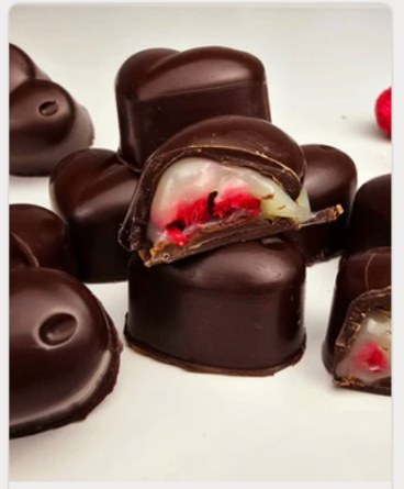 Herzpralinen mit einer Creme Füllung und Himbeeren (8 Stück)