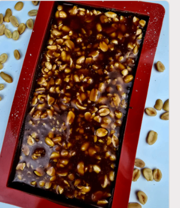 Schokolade gefüllt mit Salted-Caramel und Erdnüssen